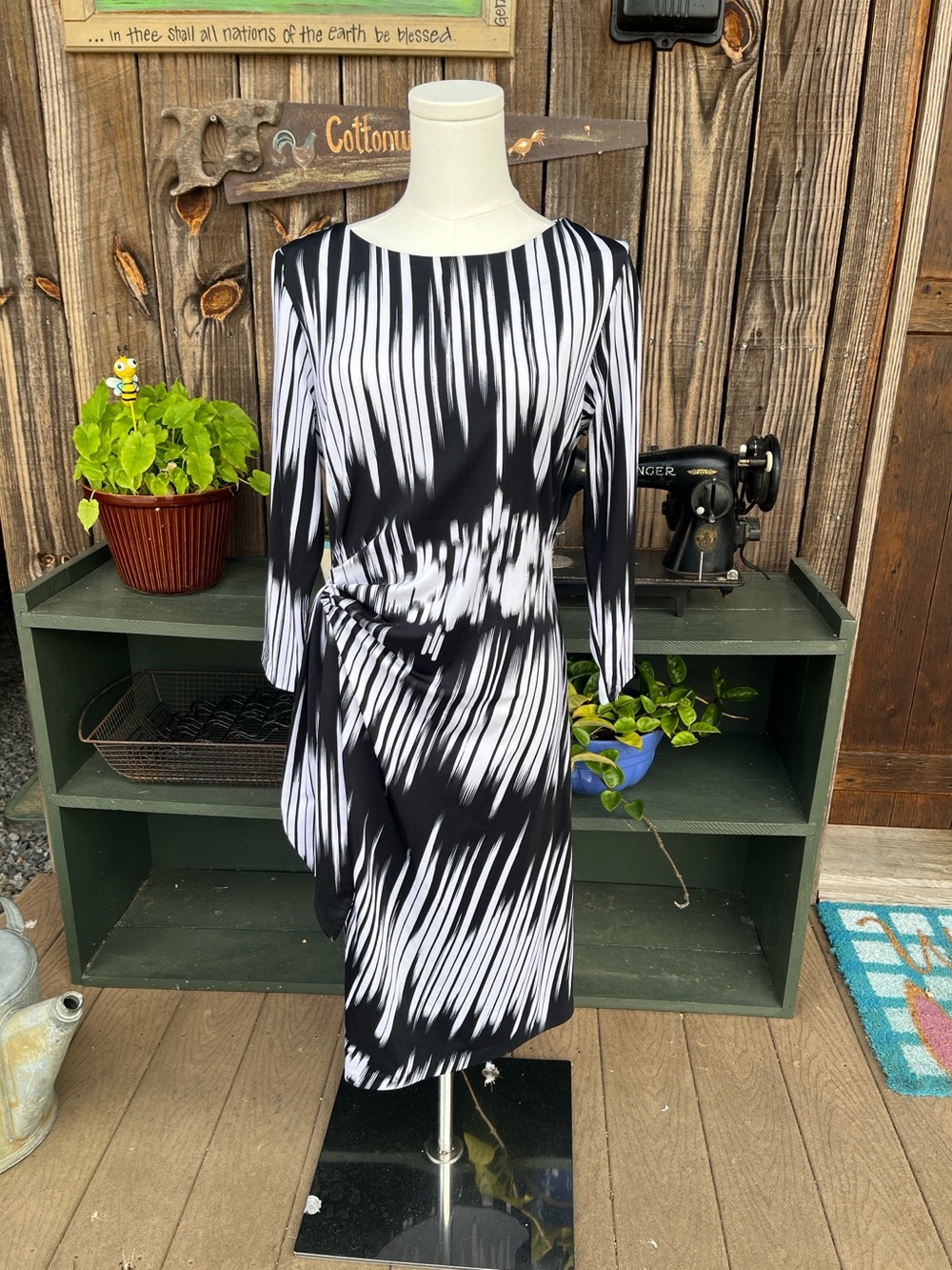 Vintage PETER NYGARD size Medium black and white abstract art print dress 2179